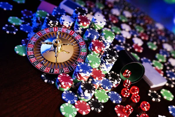 Kumarhane Teması Rulet Çarkı Poker Çipleri Renkli Arkaplanda Zarlar — Stok fotoğraf
