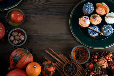 Cadılar Bayramı konsepti. Çerezler ve dekorasyonlar Cadılar Bayramı için hazırlandı.