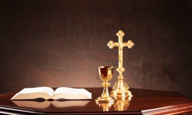 Katolik dini kavramı. Haç, Kutsal İncil ve sunağın üzerindeki altın kadeh.. 