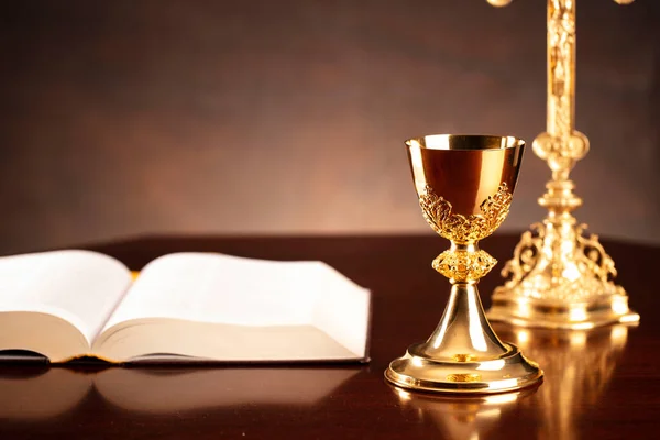 天主教的宗教概念 十字架 圣经和圣坛上的金色圣杯 — 图库照片