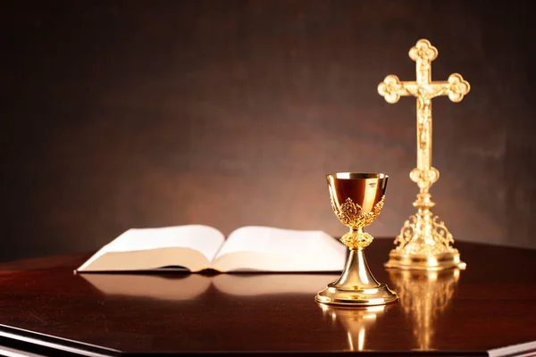 Katholisches Religionskonzept Kreuz Bibel Und Goldener Kelch Auf Dem Altar — Stockfoto