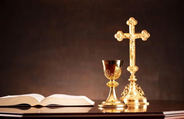 Katolsk Religion Korset Bibeln Och Guldkalken Altaret — Stockfoto