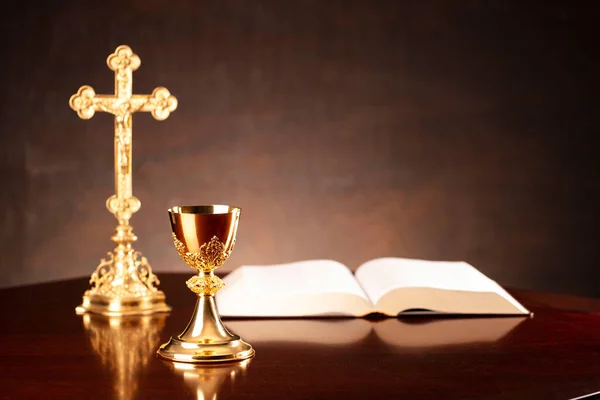 Koncepcja Religii Katolickiej Krzyż Biblia Złoty Kielich Ołtarzu — Zdjęcie stockowe