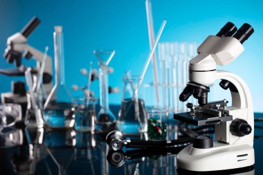 Tıp konsepti. Pil, shethoscope, cam tüpler ve mavi arka planda deney tüpleri..