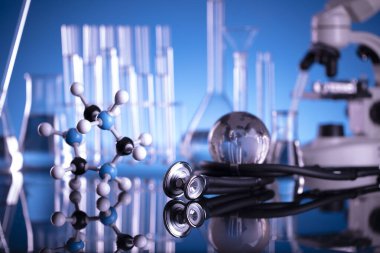 Tıp konsepti. Pil, shethoscope, cam tüpler ve mavi arka planda deney tüpleri..