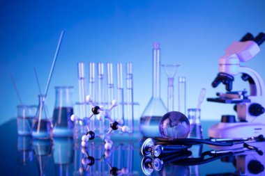 Tıp konsepti. Pil, shethoscope, cam tüpler ve mavi arka planda deney tüpleri..