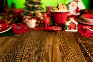 Noel arkaplanı. Kırsal ahşap masada Noel sofra takımı ve süslemeleri.