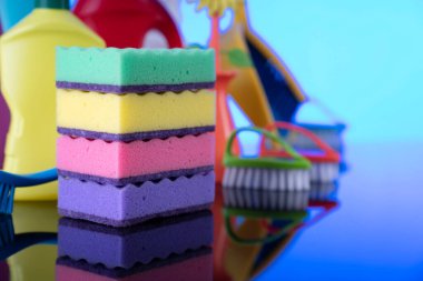 Noel için ev temizliği. Mavi arkaplanda renkli temizlik kiti.