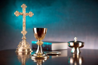 Din kavramı. Katolik sembolleri: Monstrance, Haç, Kutsal İncil, tespih ve altın kadeh.. 