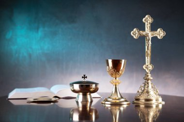 Din kavramı. Katolik sembolleri: Monstrance, Haç, Kutsal İncil, tespih ve altın kadeh.. 
