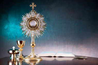 Din kavramı. Katolik sembolleri: Monstrance, Haç, Kutsal İncil, tespih ve altın kadeh.. 