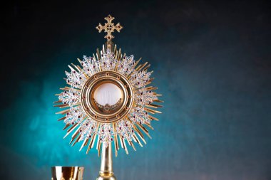 Din kavramı. Katolik sembolleri: Monstrance, Haç, Kutsal İncil, tespih ve altın kadeh.. 