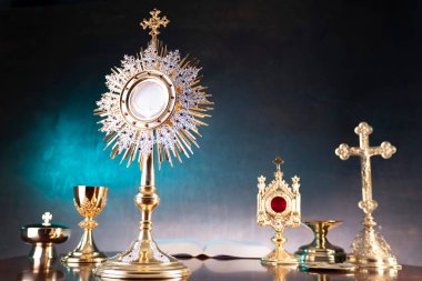 Din kavramı. Katolik sembolleri: Monstrance, Haç, Kutsal İncil, tespih ve altın kadeh.. 