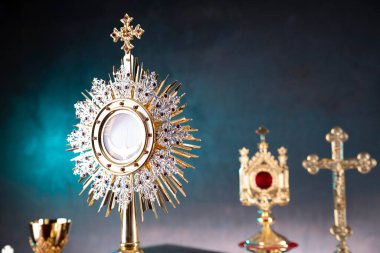 Din kavramı. Katolik sembolleri: Monstrance, Haç, Kutsal İncil, tespih ve altın kadeh.. 