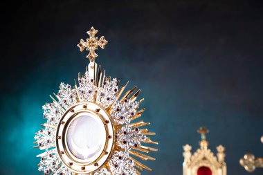 Din kavramı. Katolik sembolleri: Monstrance, Haç, Kutsal İncil, tespih ve altın kadeh.. 