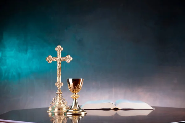 가톨릭의 Monstrance Cross Holy Bible Rosary Golden Chalice — 스톡 사진