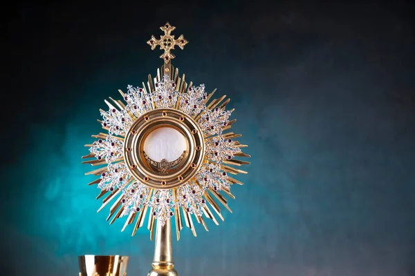 Náboženský Koncept Složení Katolických Symbolů Monstrance Kříž Bible Svatá Růženec — Stock fotografie