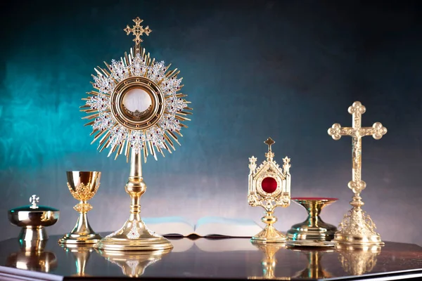 宗教の概念 カトリックのシンボル構成 記念碑 十字架 ロザリオと黄金の聖書 — ストック写真