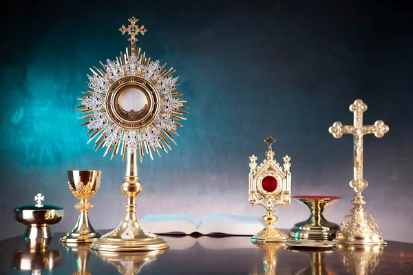 宗教概念 天主教符号组成 修道院 十字架 念珠和金色圣杯 — 图库照片