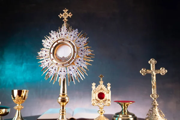 宗教概念 天主教符号组成 修道院 十字架 念珠和金色圣杯 — 图库照片
