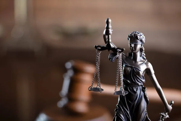 判事室だ 法と正義のシンボル構成 裁判官は 彫刻を砂利 スケールとテーマ — ストック写真