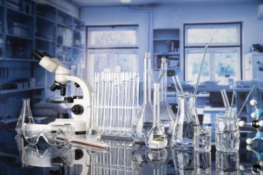 Covid 'e karşı test ve ilaç ile ilgili laboratuvar araştırmaları. Laboratuvarda mikroskop, cam tüpler ve deney tüpleri var..