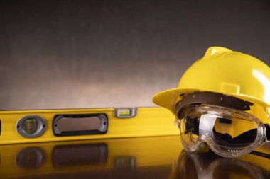 İş hukuku ve gelişen hukuk kavramı. Gavel ve sarı kask parlayan avukat masasında..