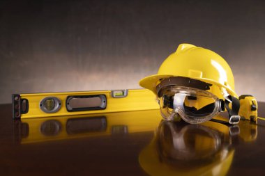İş hukuku ve gelişen hukuk kavramı. Gavel ve sarı kask parlayan avukat masasında..