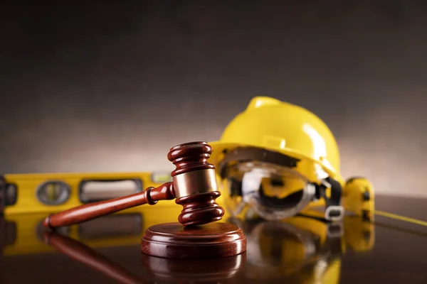 Prawo Pracy Koncepcja Prawa Budowlanego Gavel Żółty Kask Biurku Lśniącego — Zdjęcie stockowe