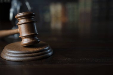 Yargıç ofisi. Gavel, ölçek ve hukuk kitapları kitaplıkta..