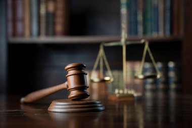 Yargıç ofisi. Gavel, ölçek ve hukuk kitapları kitaplıkta..