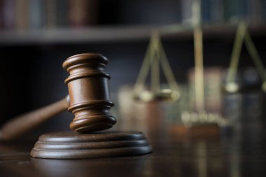 Yargıç ofisi. Gavel, ölçek ve hukuk kitapları kitaplıkta..