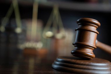 Yargıç ofisi. Gavel, ölçek ve hukuk kitapları kitaplıkta..