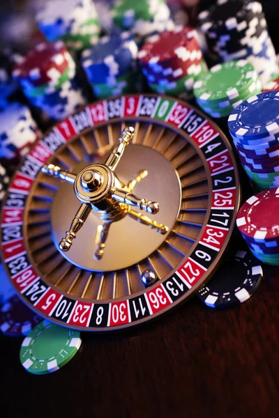 Tema Casino Rueda Ruleta Fichas Póquer Sobre Fondo Bokeh Colorido — Foto de Stock