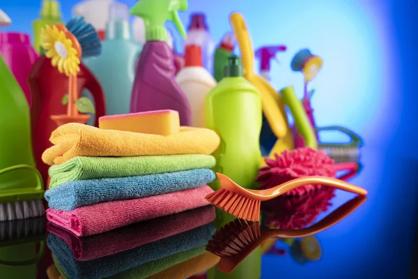Ev ve ofis temizlik ürünleri. Mavi arkaplanda renkli temizlik kiti.