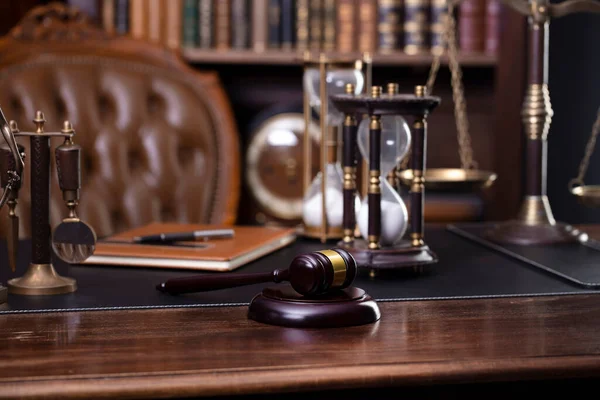 Yargıç Ofisi Gavel Tartı Masadaki Heykel Kitaplıkta Hukuk Kitapları Var — Stok fotoğraf