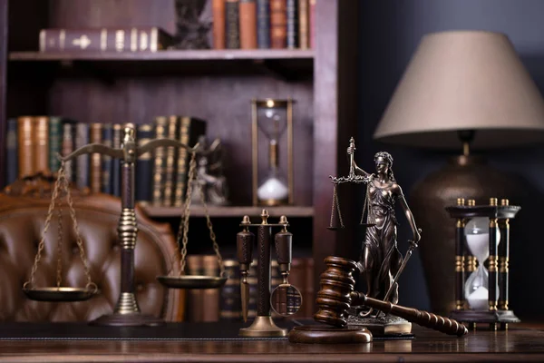 Γραφείο Δικαστή Γκαβέλ Κλίμακα Γλυπτική Του Θέμη Στο Γραφείο Νομικά — Φωτογραφία Αρχείου
