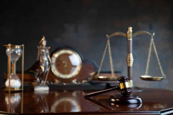 Antecedentes Lei Gavel Juiz Themis Estátua Relógio Escala Fundo Cinza — Fotografia de Stock