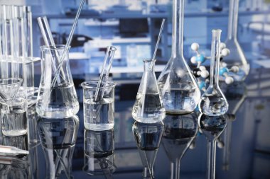 Covid 'e karşı test ve ilaç ile ilgili laboratuvar araştırmaları. Laboratuvarda mikroskop, cam tüpler ve deney tüpleri var..