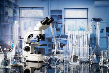 Covid 'e karşı test ve ilaç ile ilgili laboratuvar araştırmaları. Laboratuvarda mikroskop, cam tüpler ve deney tüpleri var..