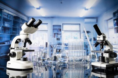 Covid 'e karşı test ve ilaç ile ilgili laboratuvar araştırmaları. Laboratuvarda mikroskop, cam tüpler ve deney tüpleri var..