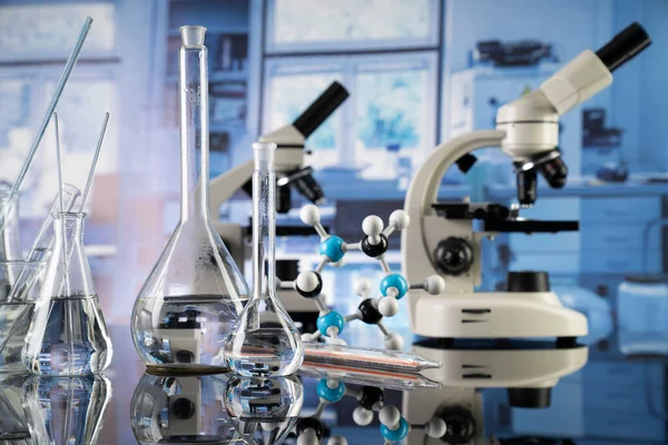 Investigações Laboratoriais Relativas Testes Medicamentos Contra Covid Microscópio Tubos Vidro — Fotografia de Stock