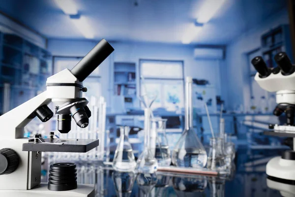 Laboratorieundersökningar Avseende Test Och Medicin Mot Covid Mikroskop Glasrör Och — Stockfoto