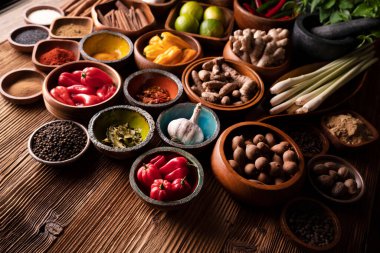 Tayland yemekleri geçmişi. Kırsal ahşap masadaki meşe kaselerindeki malzemeler..