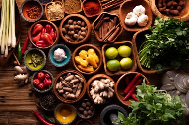 Tayland yemekleri geçmişi. Kırsal ahşap masadaki meşe kaselerindeki malzemeler..