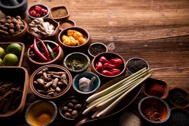 Tayland yemekleri geçmişi. Kırsal ahşap masadaki meşe kaselerindeki malzemeler..