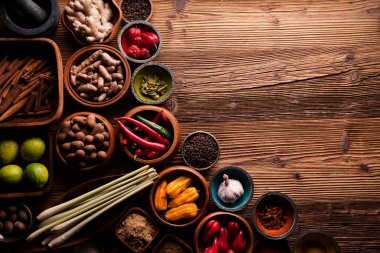 Tayland yemekleri geçmişi. Kırsal ahşap masadaki meşe kaselerindeki malzemeler..