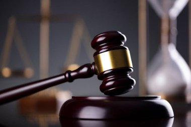 Hukuk sembolleri kompozisyonu. Hukuk ve adalet kavramı. Gri arkaplanda Gavel ve skalası.