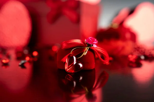 Conceito Dia Dos Namorados Corações Vermelhos Caixas Com Presentes Namorados — Fotografia de Stock