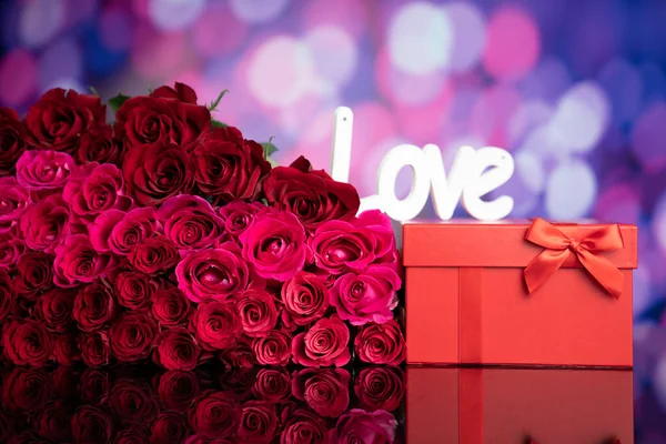 Tema Dia Dos Namorados Presentes Caixas Corações Vermelhos Grande Buquê — Fotografia de Stock
